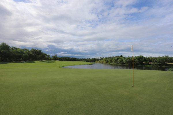 Sân golf Cửa Lò review bảng giá và dịch vụ mới 2025