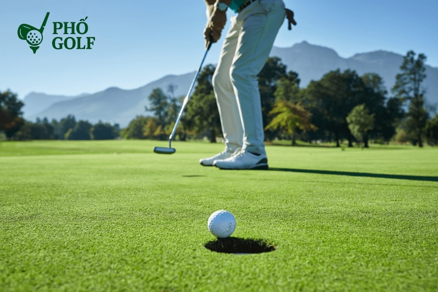 Các bài tập golf nâng cao giúp hạ handicap nhanh chóng Golfer luyện tập putting trên green để cải thiện kỹ thuật và đọc line chuẩn xác