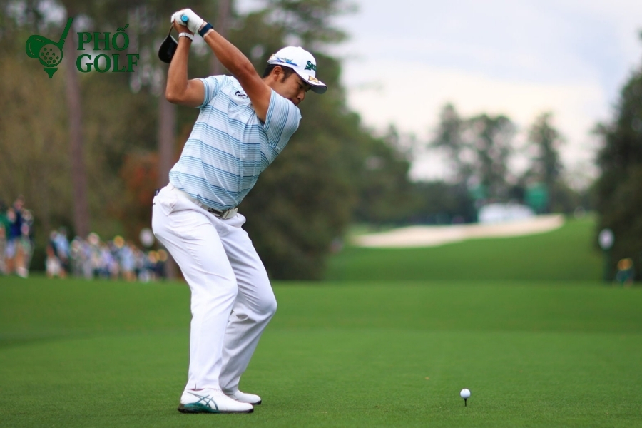 Hướng dẫn kỹ thuật swing golf chuẩn cho người mới Golfer thực hiện động tác takeaway, đưa gậy ra sau bằng vai và lưng