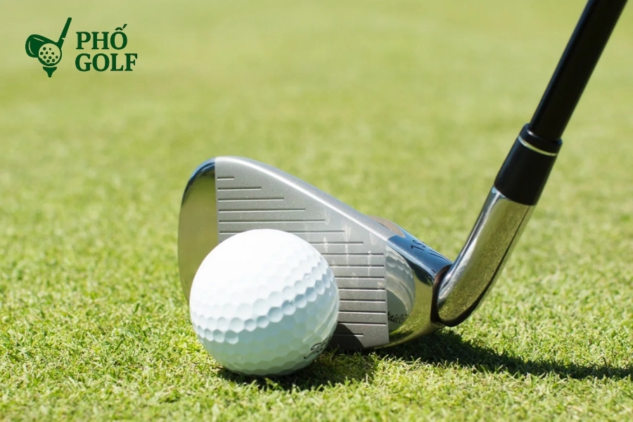 Best gross trong golf là gì, cách tính điểm chuẩn nhất? Golfer thực hiện cú putt cuối cùng để hoàn thành vòng đấu với tổng gậy thấp nhất