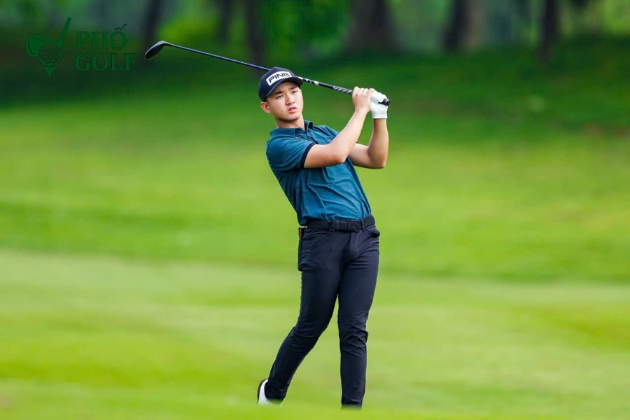 Tổng hợp các thuật ngữ trong golf mọi golfer cần biết Golfer kết thúc hố với số gậy nhiều hơn par 1, ghi điểm bogey