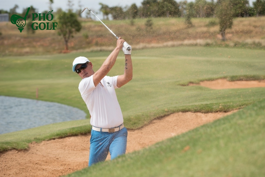 Tổng hợp các thuật ngữ trong golf mọi golfer cần biết Bunker golf đầy cát nằm cạnh green, tạo thử thách cho golfer