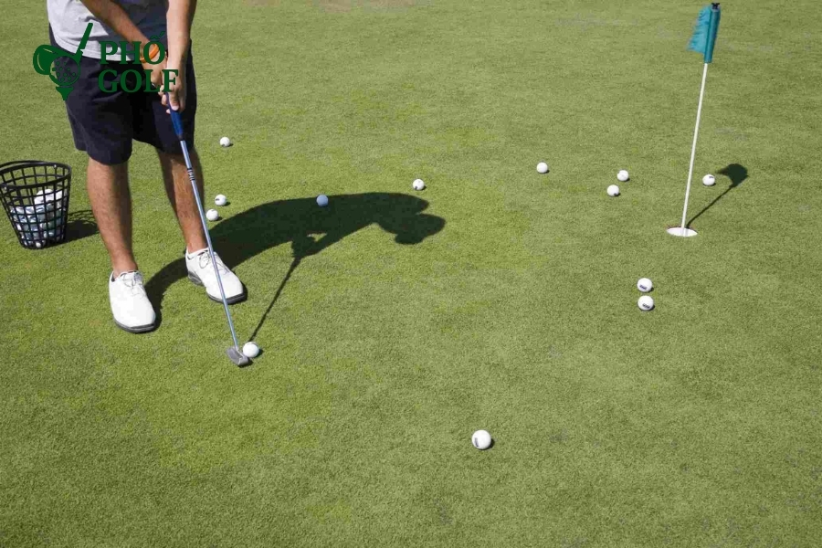 Hướng dẫn kỹ thuật putt golf giúp bạn tự tin ghi điểm Golfer luyện tập putting để tránh giảm tốc, sai hướng và nhịp điệu không ổn định