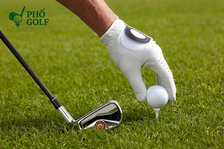 Bật mí cách đọc line trên green chuẩn xác như chuyên gia Golfer quan sát green và cảm nhận độ dốc bằng cơ thể để điều chỉnh hướng putt