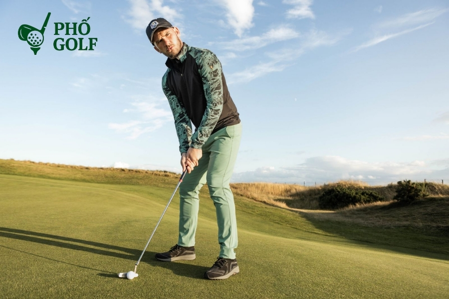 Luật golf bóng lún 2025 và hướng dẫn xử lý chi tiết Golfer thả bóng theo đúng quy trình giải thoát khi bóng bị lún xuống đất