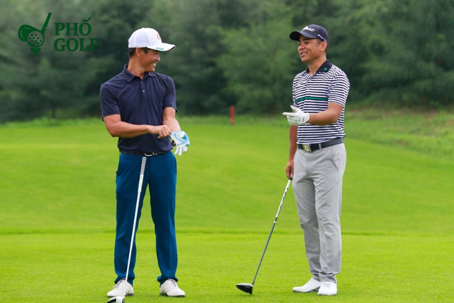 Par trong golf là gì, giải đáp chi tiết cho người mới? Bộ gậy và bóng golf cao cấp được bày tại showroom PhốGolf cùng phụ kiện chính hãng
