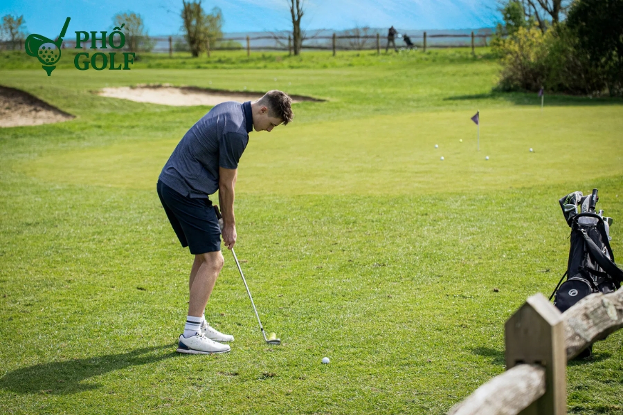 Tee off là gì, ý nghĩa và cách đặt lịch chơi golf? Golfer gọi điện xác nhận lại tee time trước ngày chơi