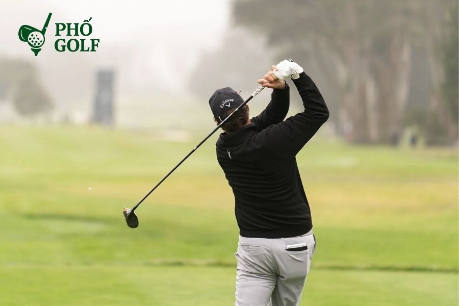 Slice golf là gì, nguyên nhân và cách khắc phục hiệu quả Cú fade trong golf với quỹ đạo cong nhẹ từ trái sang phải