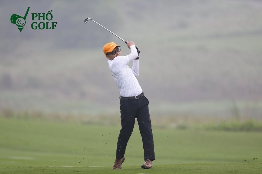 Slice golf là gì, nguyên nhân và cách khắc phục hiệu quả Cú slice trong golf khiến bóng bay cong từ trái sang phải
