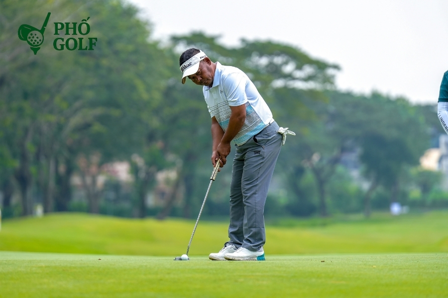 Tốc độ green là gì, bí quyết chinh phục mọi sân golf? Hình ảnh minh họa green golf với các đường contour phức tạp và mũi tên chỉ hướng lăn của bóng