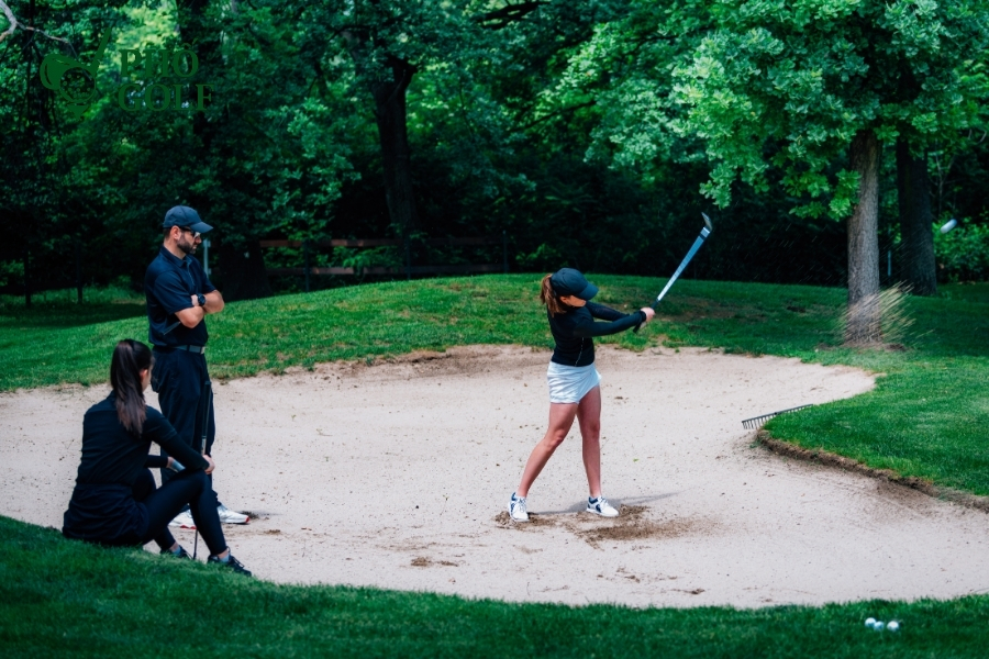Hướng dẫn toàn tập kỹ thuật đánh cát golf cho người mới Golfer điều chỉnh cách cầm gậy và mở mặt gậy chuẩn bị đánh bóng trong bunker