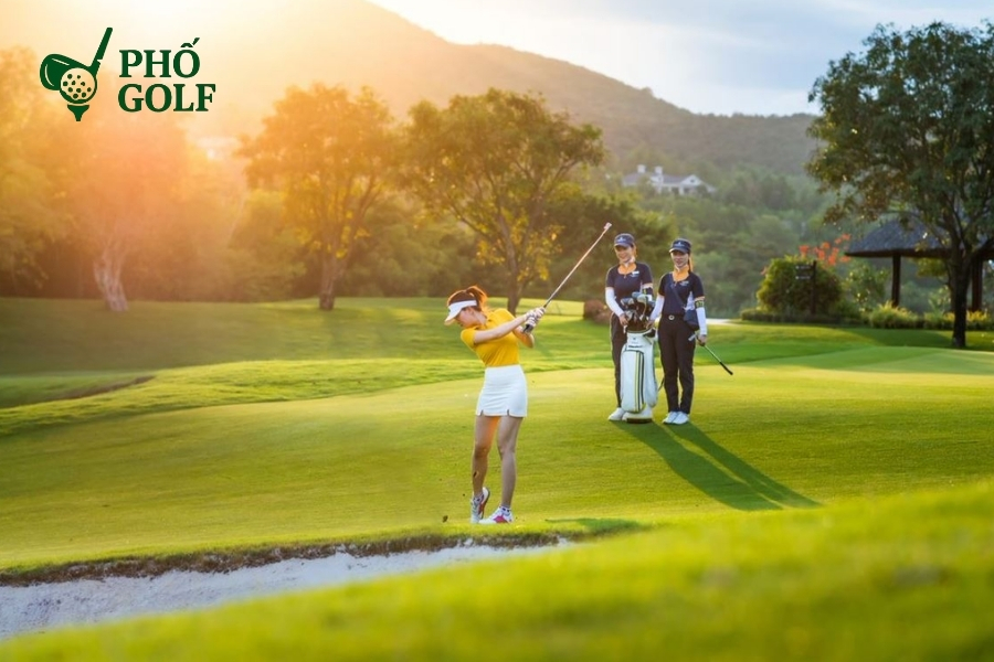 Hướng dẫn toàn tập kỹ thuật đánh cát golf cho người mới Golfer duy trì tư thế cân bằng và follow-through sau cú đánh bóng khỏi bunker