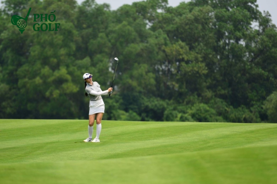 Tổng hợp các thuật ngữ trong golf mọi golfer cần biết Golfer thực hiện cú drive mạnh mẽ từ tee box với driver