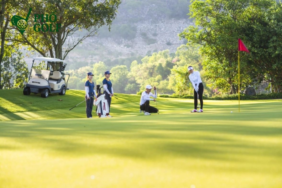 Golf course là gì, các thành phần và phân loại sân golf? Fairway xanh mướt, cỏ được cắt ngắn, là lối đi lý tưởng từ tee đến green