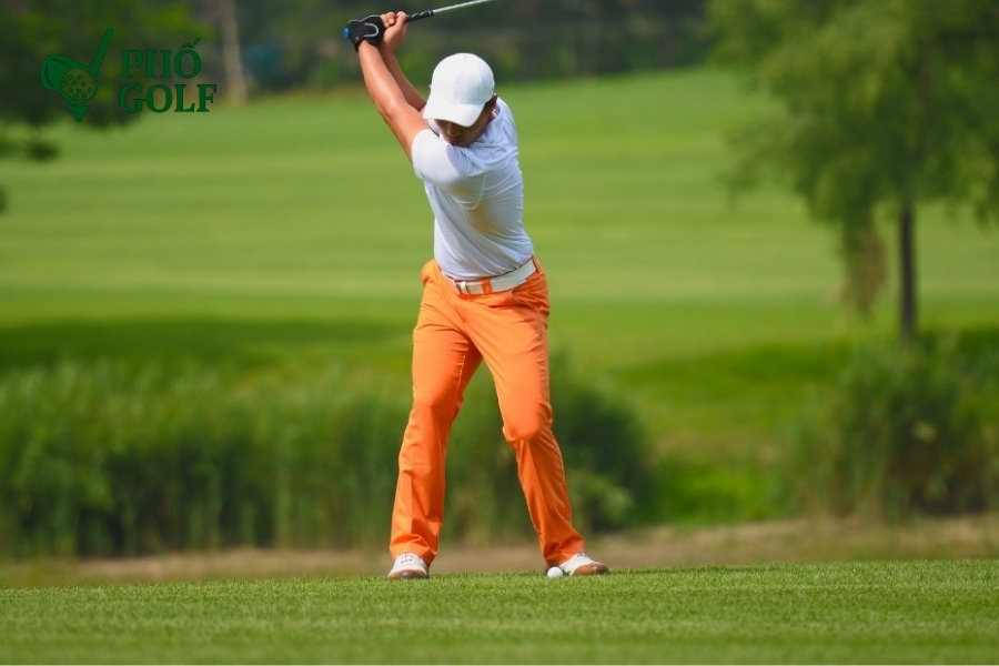 Eagle trong golf là gì, cách tính điểm và bí quyết? Golfer ăn mừng sau khi ghi điểm Eagle trên sân golf