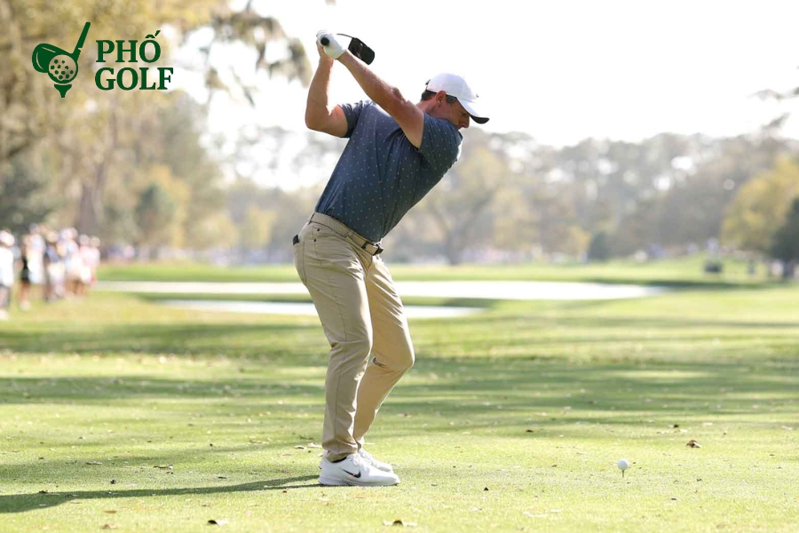 Tổng hợp các thuật ngữ trong golf mọi golfer cần biết Fairway xanh mướt, khu vực cắt tỉa gọn gàng giữa tee box và green