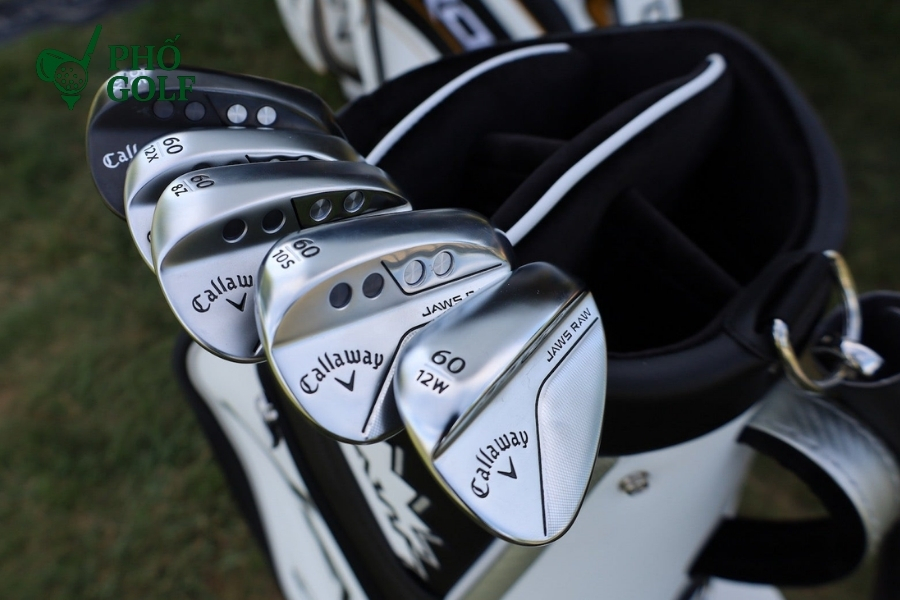 Gậy đánh golf tiếng anh là gì, trọn bộ thuật ngữ golf? Gậy đánh golf, hay còn gọi là "Golf Club," là thiết bị chính trong môn thể thao này