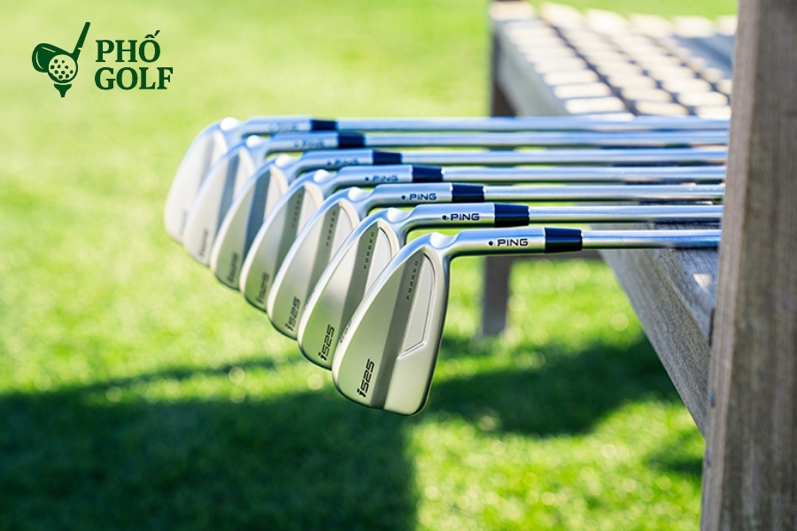 Hướng dẫn kỹ thuật đánh gậy golf số 7 chuẩn xác nhất Golfer đánh cú mid-iron với gậy số 7 trên fairway, chuẩn bị hướng tới green