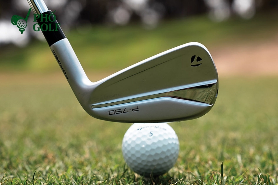 Gậy đánh golf tiếng anh là gì, trọn bộ thuật ngữ golf? Gậy sắt (Irons) là nhóm gậy quan trọng trong mỗi vòng golf, được sử dụng tùy theo khoảng cách và điều kiện sân