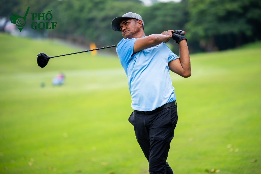 7 lỗi đánh gậy gỗ thường gặp và cách khắc phục hiệu quả Golfer thực hiện giai đoạn follow-through với tư thế cân bằng trên sân golf