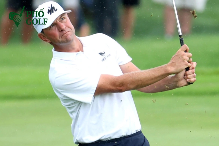 Hướng dẫn kỹ thuật swing golf chuẩn cho người mới Golfer thực hiện cú swing driver với tư thế thư giãn, nhịp điệu mượt mà và uyển chuyển