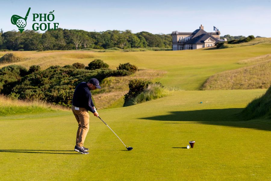 Slice golf là gì, nguyên nhân và cách khắc phục hiệu quả Giữ khuỷu tay phải gần cơ thể khi backswing trong golf