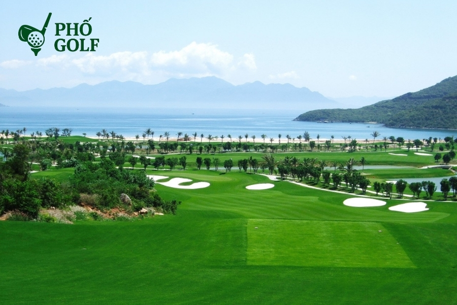 Golf course là gì, các thành phần và phân loại sân golf? Sân golf xanh mướt với các hố, bẫy cát và hồ nước tạo thử thách cho người chơi