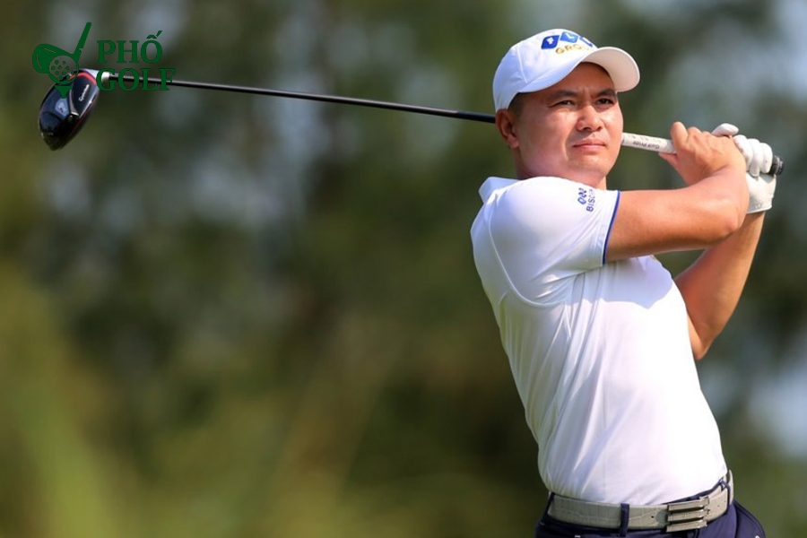 Golfer Thái Trung Hiếu thực hiện cú đánh trên sân golf