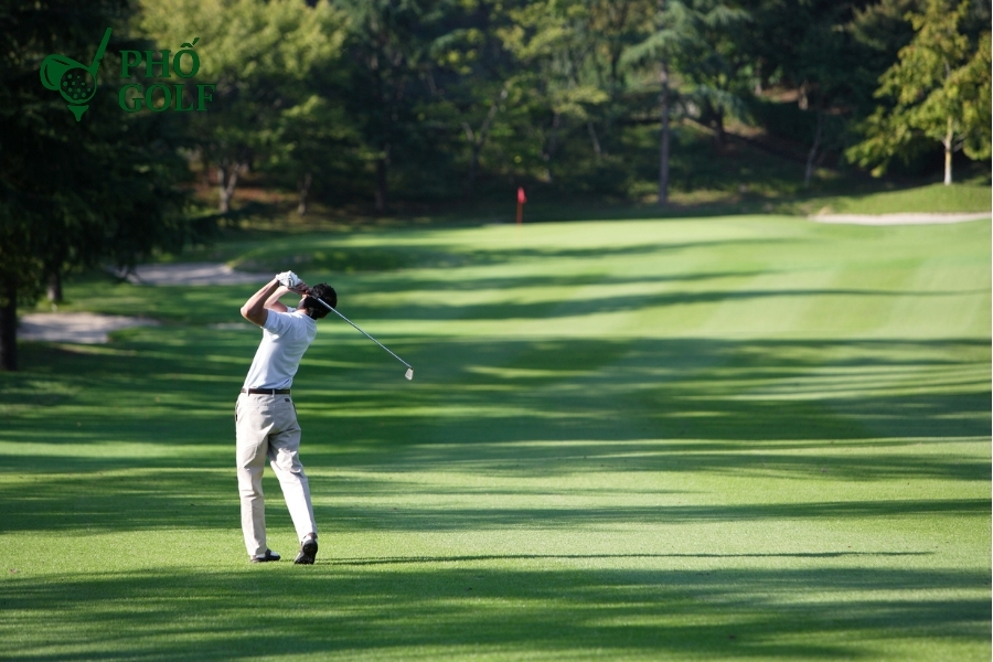 Bí quyết cách đánh golf trong thời tiết có gió to Golfer tập trung hạn chế xoay cổ tay khi thực hiện backswing