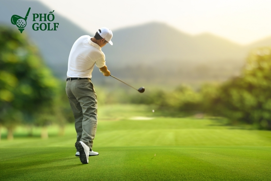 Tee off là gì, ý nghĩa và cách đặt lịch chơi golf? Golfer liên hệ sân golf để hủy tee time đã đặt trước
