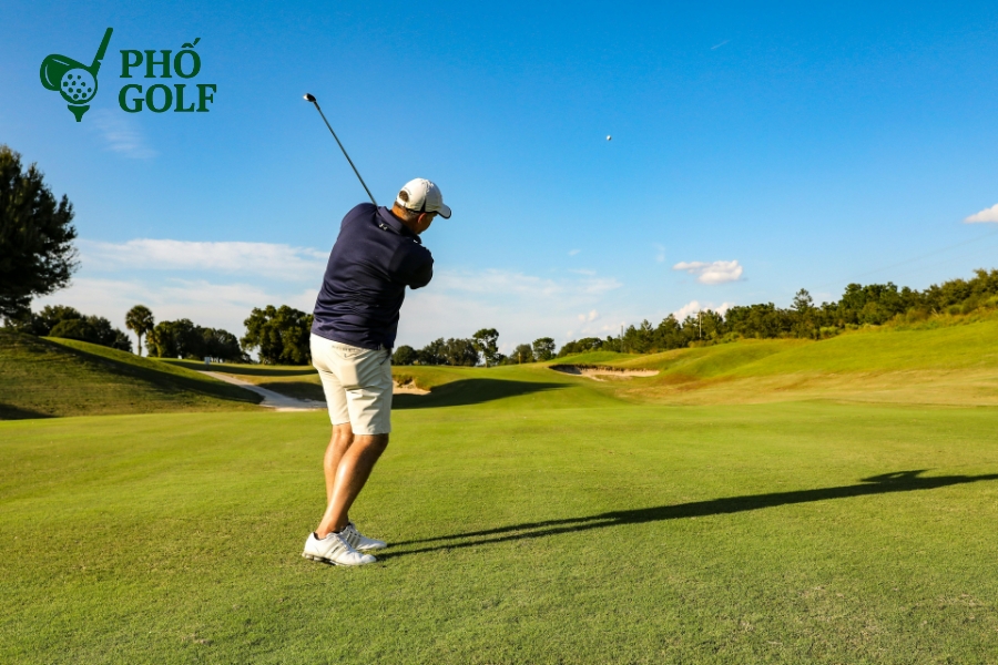 Các bài tập golf nâng cao giúp hạ handicap nhanh chóng Golfer luyện tập nâng cao với gậy và phụ kiện từ PhốGolf, hướng tới thành công trên sân