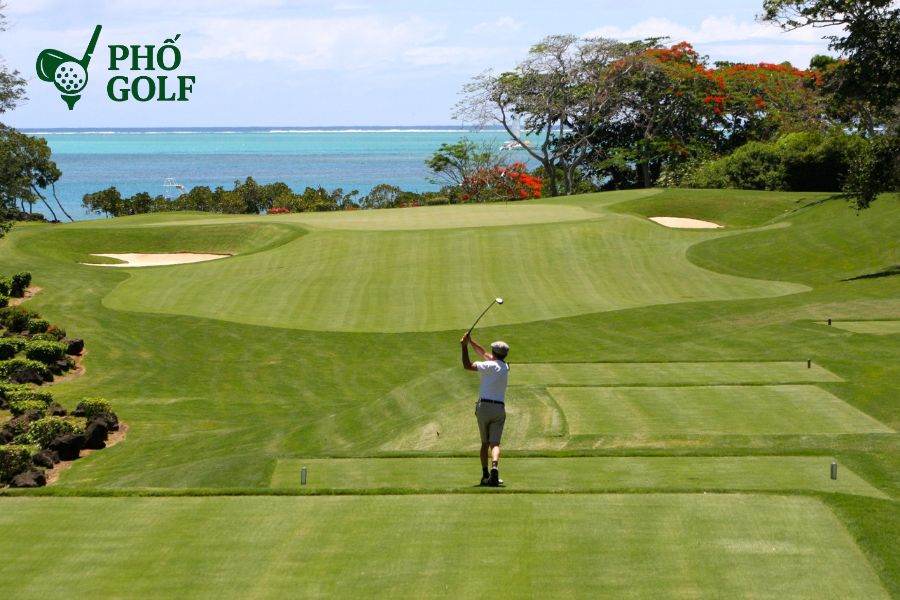 Slice golf là gì, nguyên nhân và cách khắc phục hiệu quả Divot trong golf cho thấy hướng swing path sau cú đánh