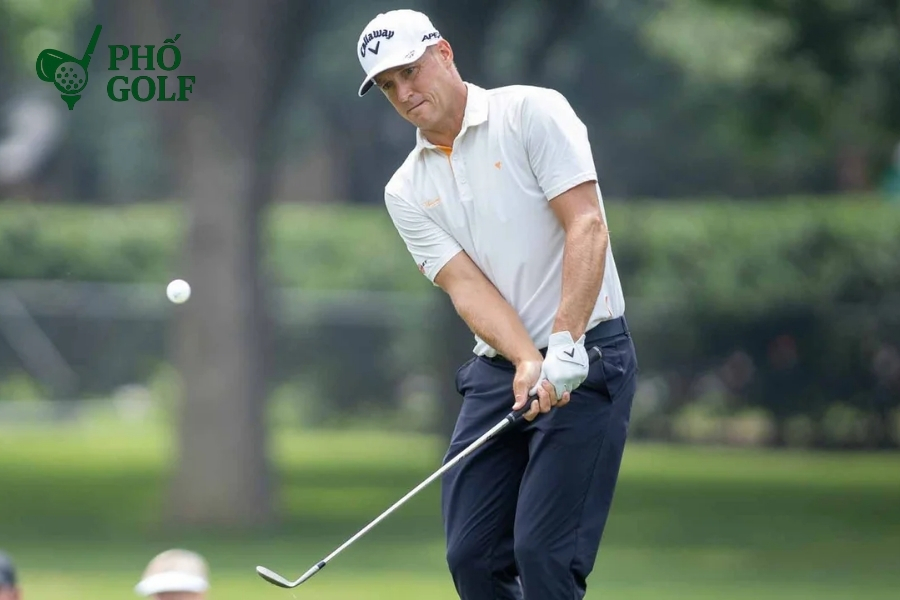 Pitching golf là gì, kỹ thuật và cách chọn gậy chuẩn? Kỹ thuật backswing trong pitching với tư thế chữ L để tạo lực và kiểm soát bóng