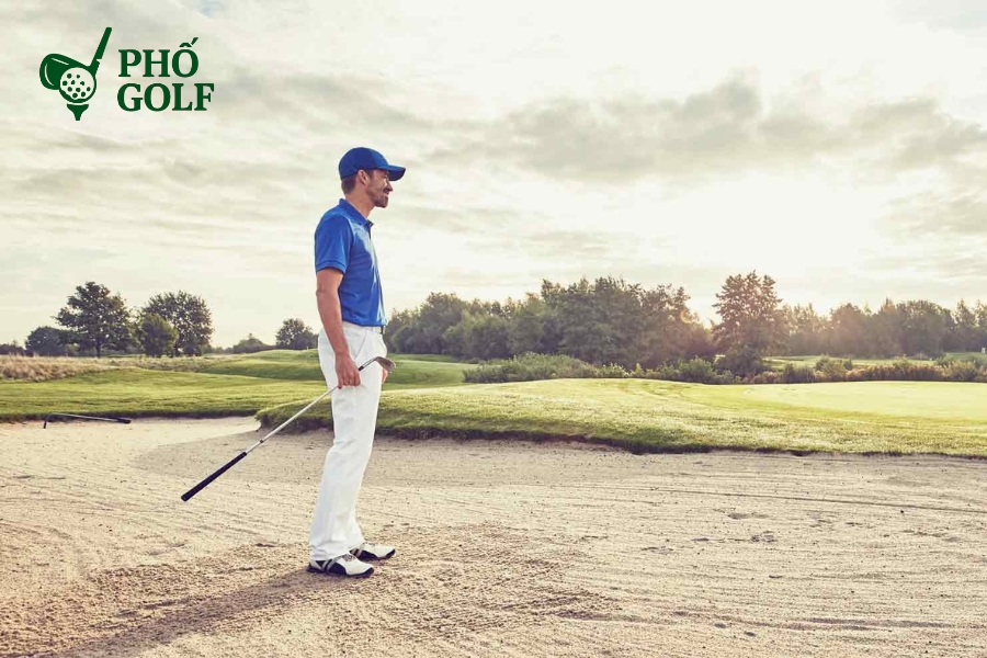 Hướng dẫn toàn tập kỹ thuật đánh cát golf cho người mới Golfer thực hiện kỹ thuật flop shot với gậy Lob Wedge trên bề mặt cát