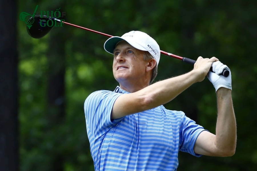 Pitching golf là gì, kỹ thuật và cách chọn gậy chuẩn? Kỹ thuật follow-through trong pitching với tư thế cân bằng và kiểm soát