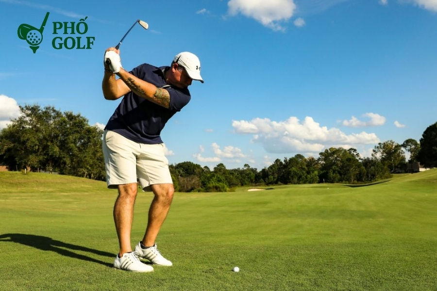 Hướng dẫn kỹ thuật chip golf chuẩn xác cho người mới Golfer thực hiện cú chip bóng trung bình với gậy wedge