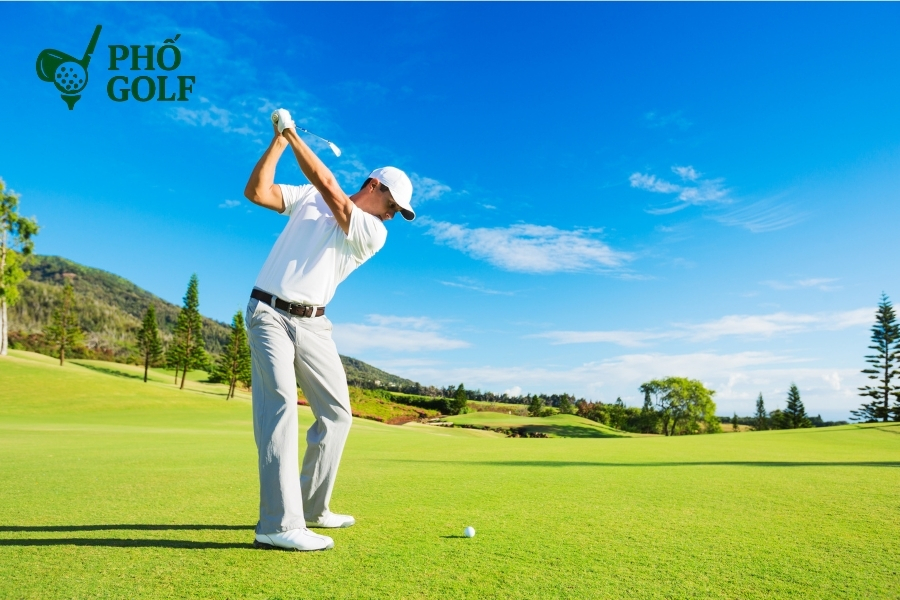 Bí quyết cách đánh golf trong thời tiết có gió to Golfer thực hiện cú đánh golf xuôi gió với gậy driver trên sân