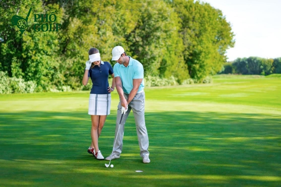 Tổng hợp các bài tập đánh golf cơ bản cho người mới Golfer tập luyện kỹ thuật putting chính xác với gậy putter