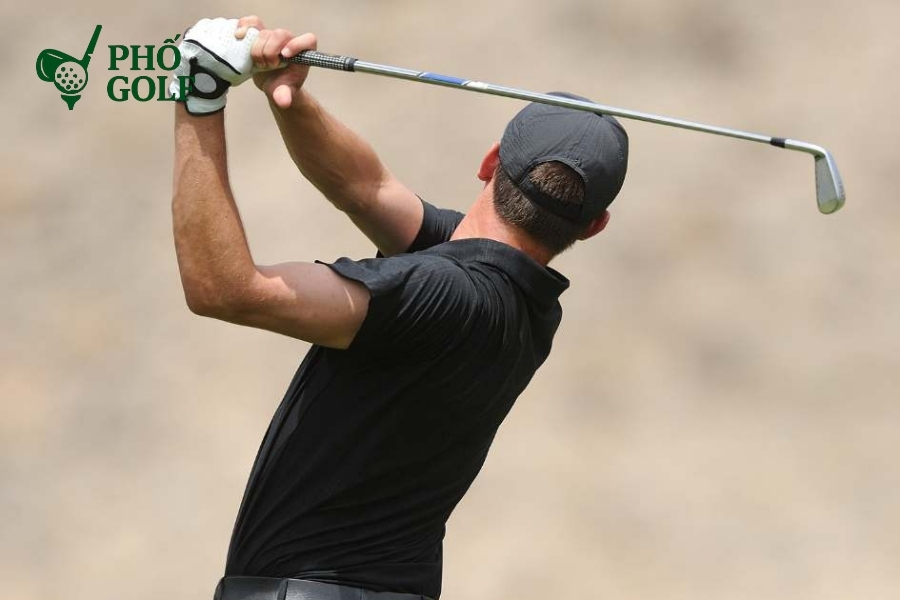 Hướng dẫn kỹ thuật chip golf chuẩn xác cho người mới Golfer thực hiện swing ngắn gọn khi chip bóng