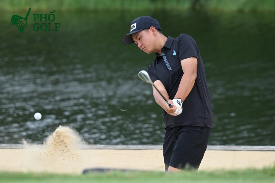 Hướng dẫn toàn tập kỹ thuật đánh cát golf cho người mới Golfer điều chỉnh tư thế swing với vai trái cao hơn khi đánh bóng ở địa hình dốc lên