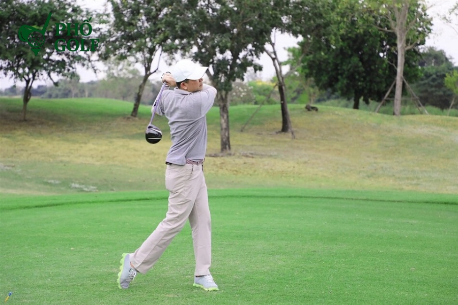 Pitching golf là gì, kỹ thuật và cách chọn gậy chuẩn? Lỗi xúc bóng và bẻ cổ tay khi pitching khiến cú đánh mất kiểm soát