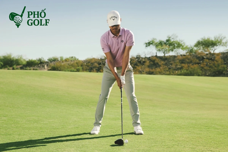 Hướng dẫn đánh gậy driver xa và thẳng cho người mới Golfer đang tập luyện cú đánh driver với tư thế chuẩn và tee bóng cao