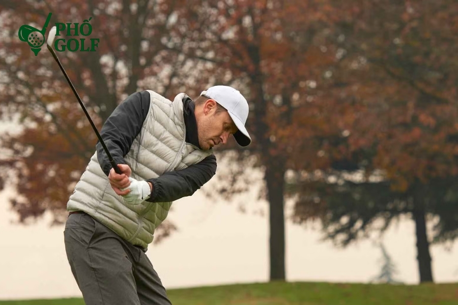 Hướng dẫn đánh gậy driver xa và thẳng cho người mới Golf thủ mắc lỗi hook với bóng bay xoáy mạnh sang trái, cần điều chỉnh cách cầm gậy và đường swing
