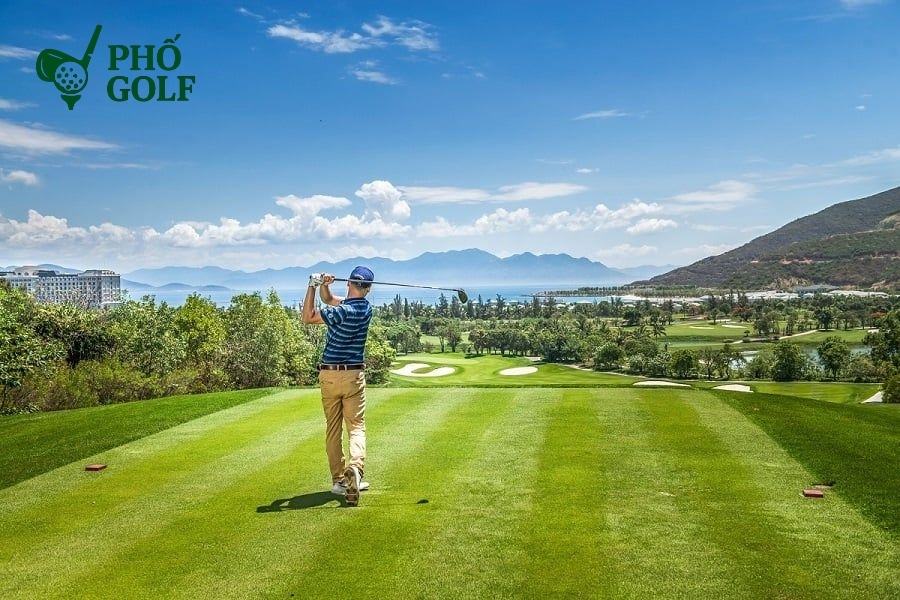 Hướng dẫn đánh gậy driver xa và thẳng cho người mới Golfer chuẩn bị tư thế đánh driver với tinh thần thư giãn và tập trung