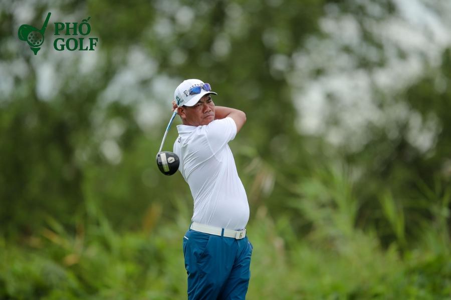 Bí quyết cách đánh golf trong thời tiết có gió to Golfer chuẩn bị tư thế đánh bóng chính xác trên sân golf trong điều kiện gió