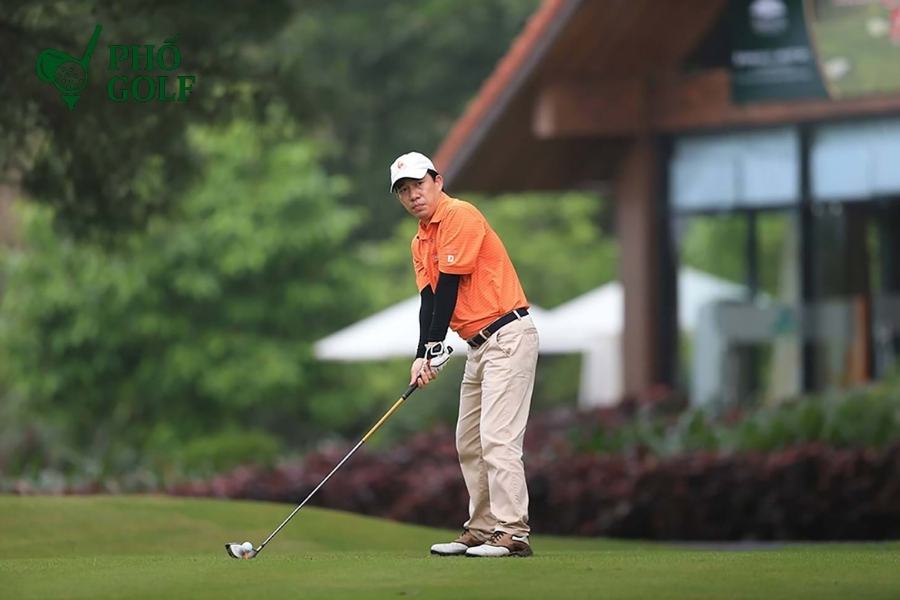 Tổng hợp các bài tập đánh golf cơ bản cho người mới Golfer giữ tư thế setup chuẩn với lưng, hông và đầu thẳng hàng
