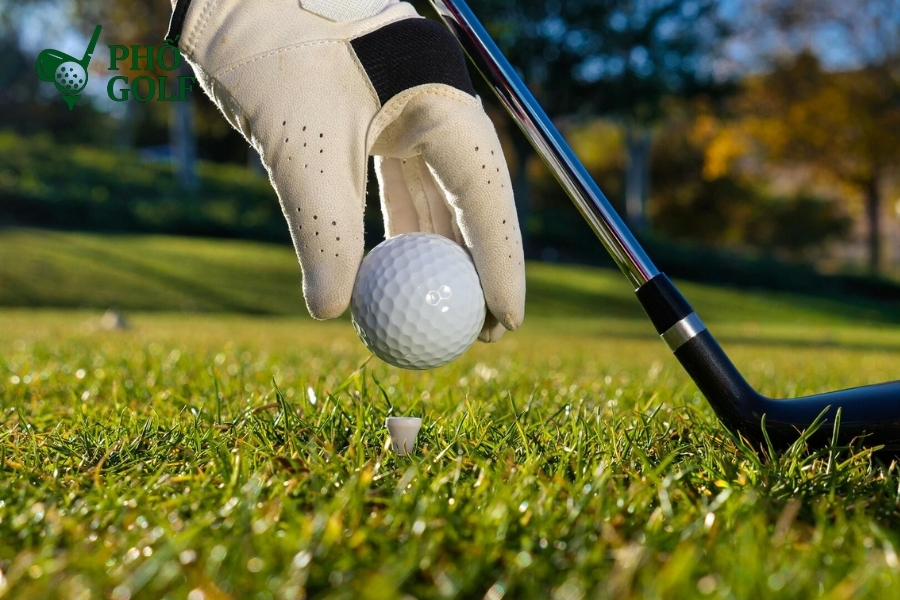 Tee off là gì, ý nghĩa và cách đặt lịch chơi golf? Golfer thực hiện cú phát bóng đầu tiên đúng giờ Tee Time đã đặt trước