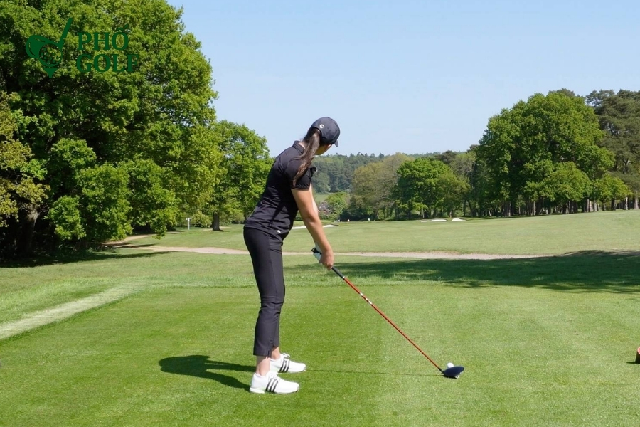 Golfer thực hiện cú đánh chính xác với sự hỗ trợ từ thiết bị đo khoảng cách