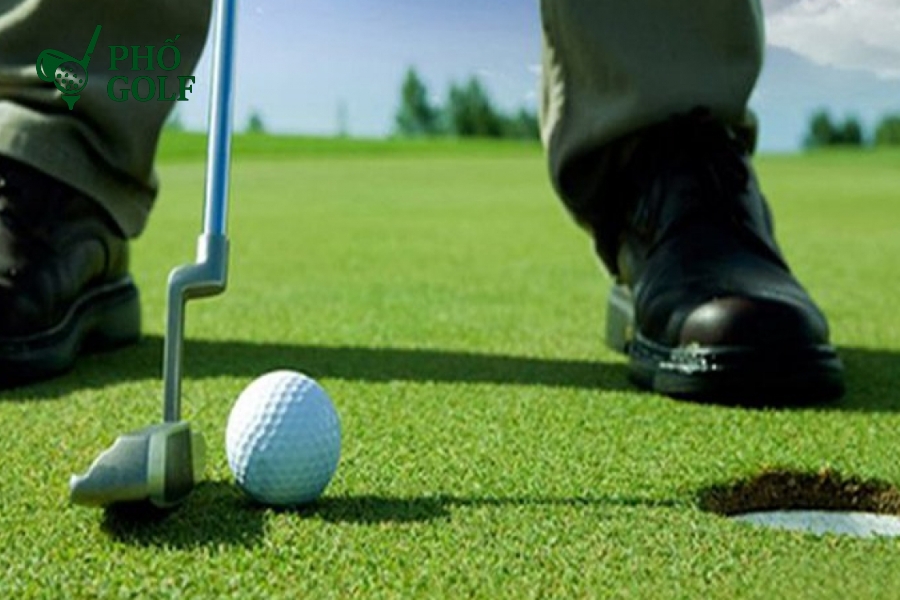 Eagle trong golf là gì, cách tính điểm và bí quyết? Golfer tập luyện kỹ thuật putting trên green