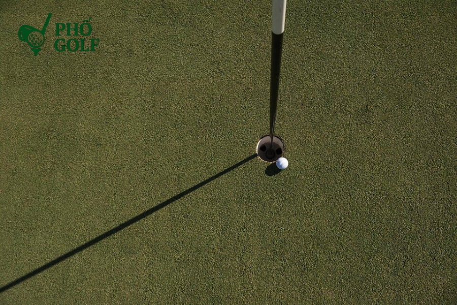 Tee off là gì, ý nghĩa và cách đặt lịch chơi golf? Golfer khởi động trước khi ra sân golf